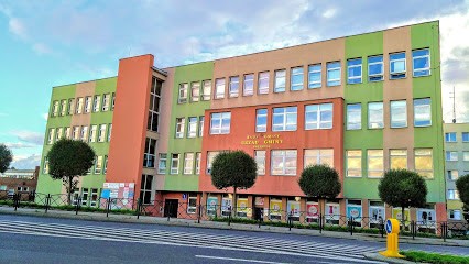 Zdjęcie przedstawia budynek, w którym znajduje sie siedziba Urzędu Gminy Przemyśl. Budynek znajduje się przy ulicy Borelowskiego 1, w Przemyślu